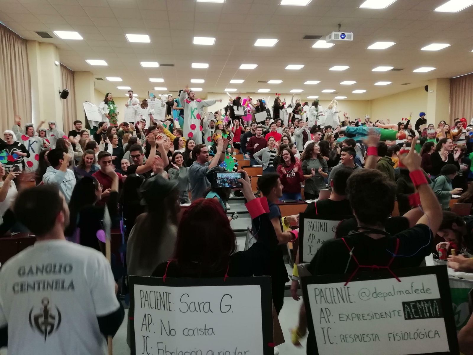 Los alumnos de sexto fueron clase por clase compartiendo su alegría.