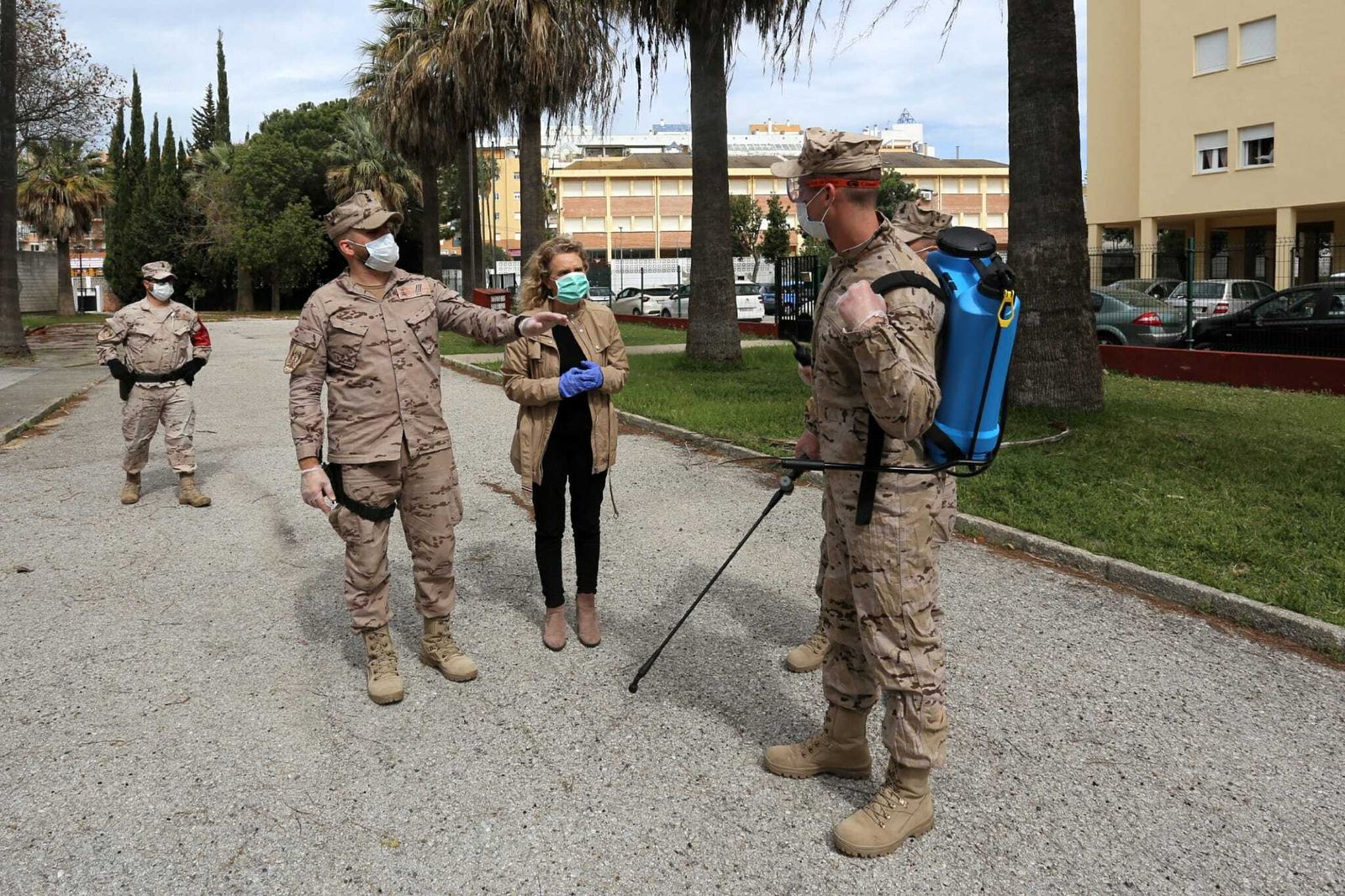 La Infantería de Marina desinfecta los centros educativos de El Puerto de Santa María.