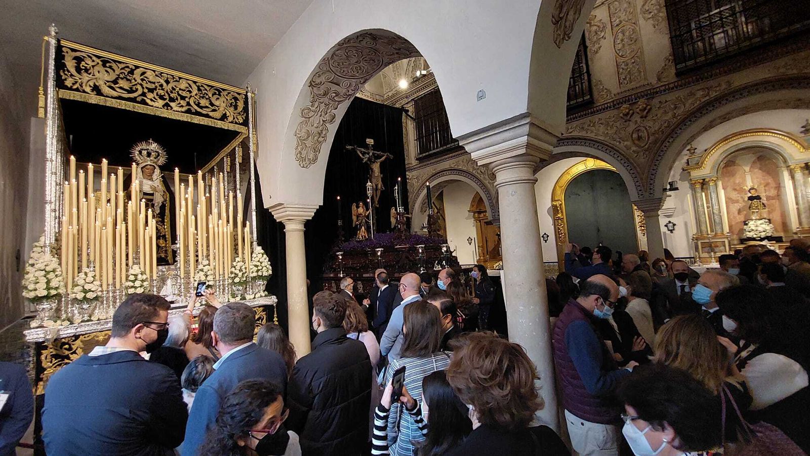 Los pasos de la Vera Cruz recibiendo visitas en la capilla del Dulce Nombre de Jesús.