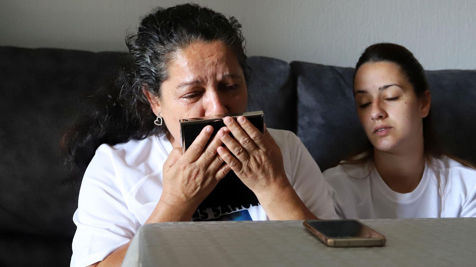 La madre de Samuel besa su foto mientras su mujer baja la mirada.