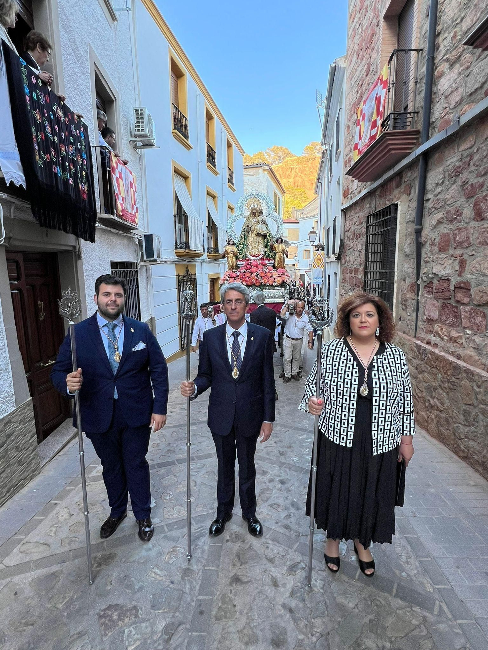 En imágenes: La patrona de Santisteban procesiona y renueva su mayordomía otro Pascuamayo