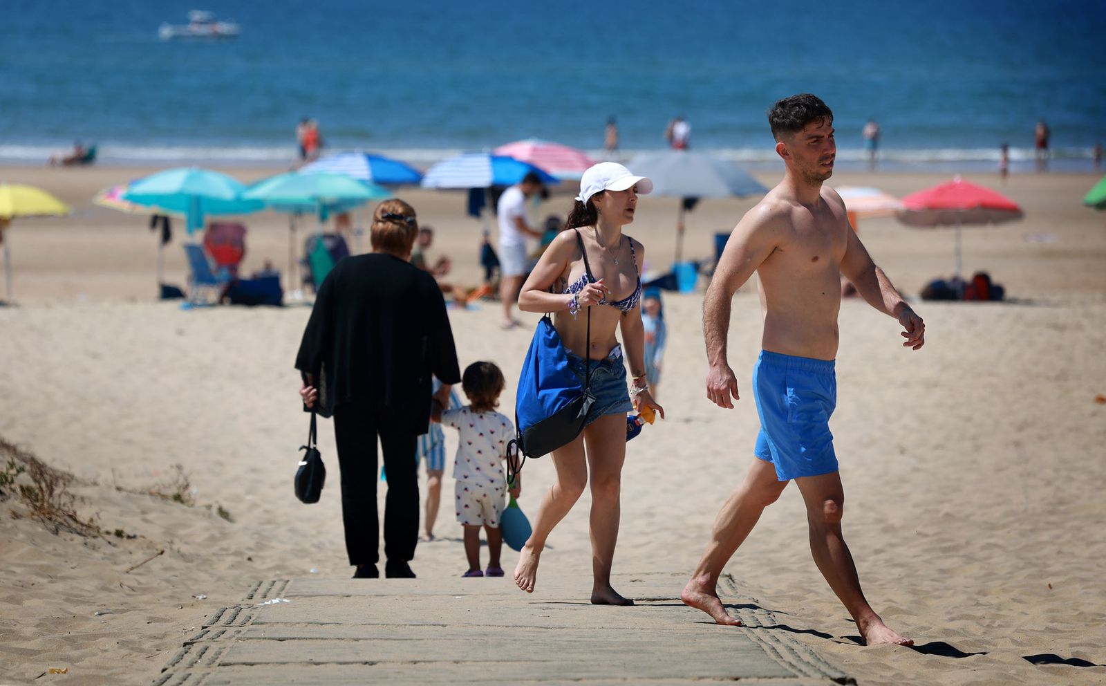 Imágenes del ambiente en las playas de Punta Umbría y La Bota en la mañana del domingo