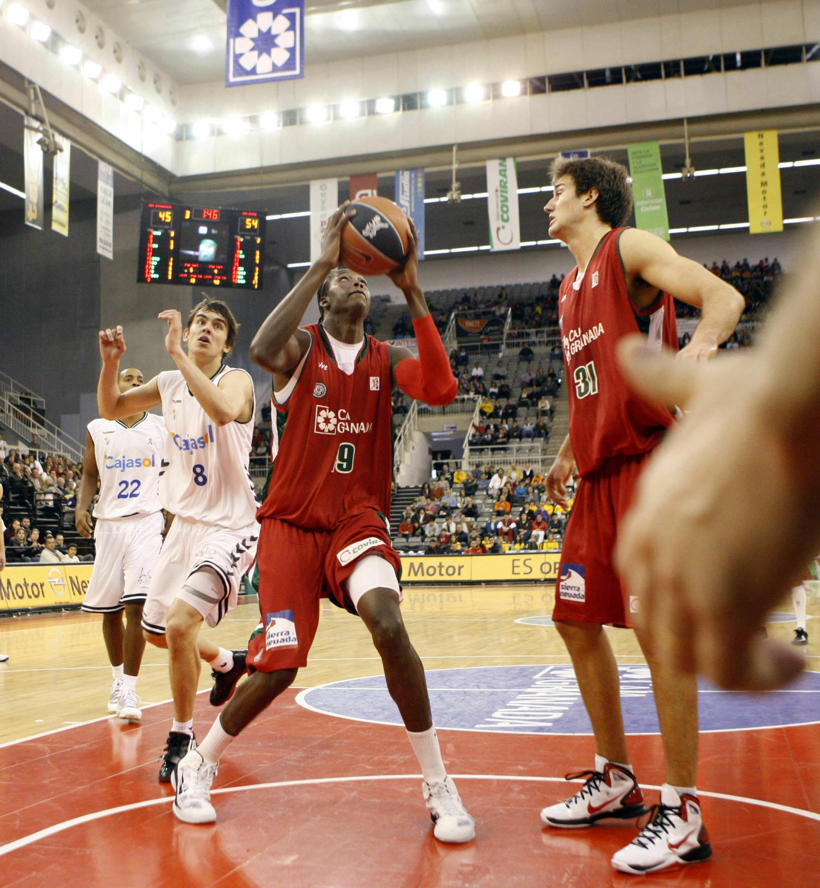 Samb, con el Granada en la 2010-11, trata de levantarse ante el cajista Satoransky.