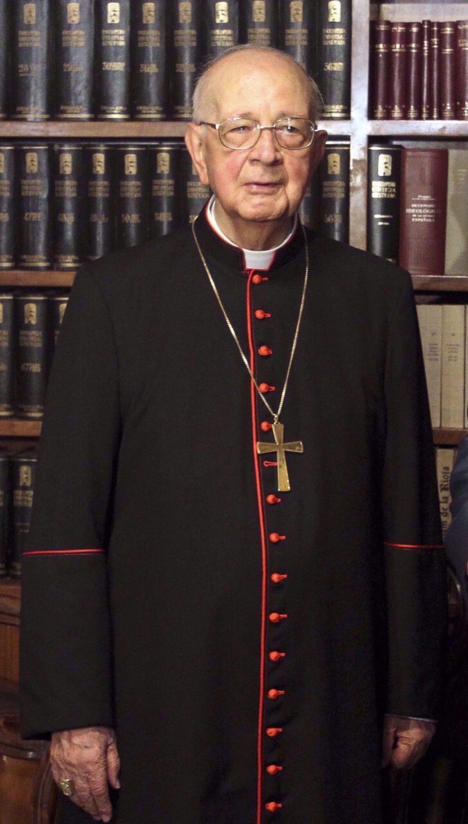 Cardenal Eduardo Martínez Somalo, que coronó a la Virgen de la Cinta en nombre y autoridad de Juan Pablo II.