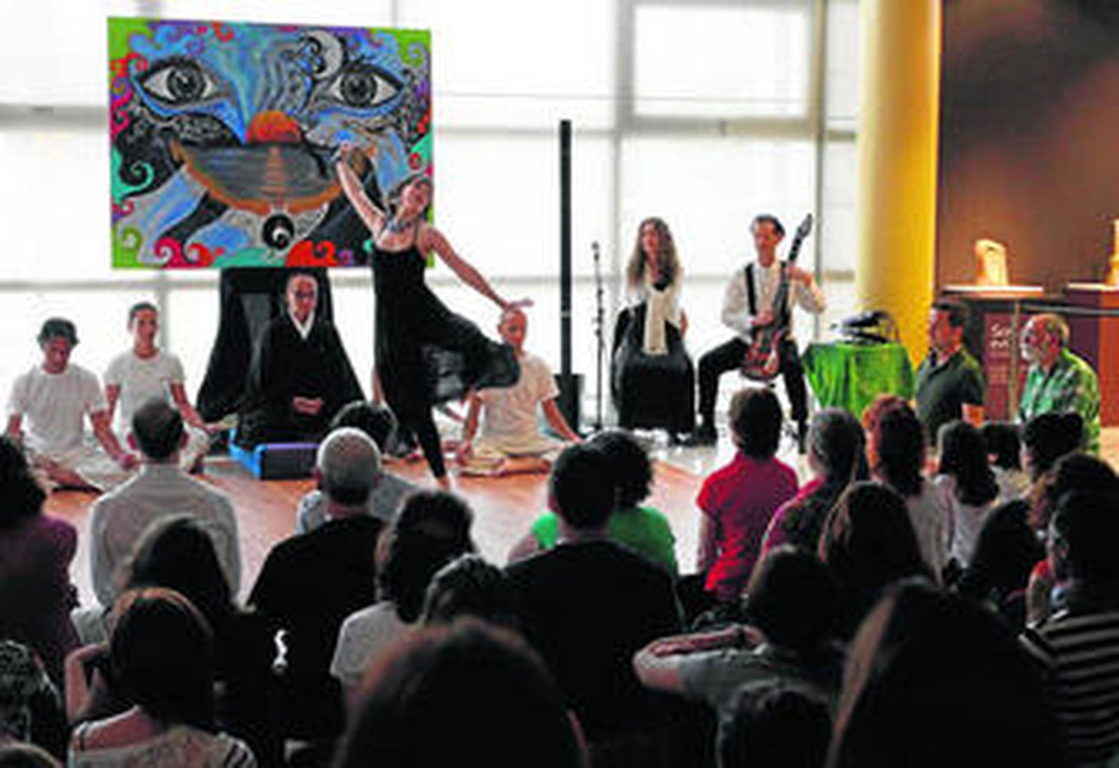 Un momento de danza, meditación y música en vivo, ayer en el acto celebrado en el Mupam.