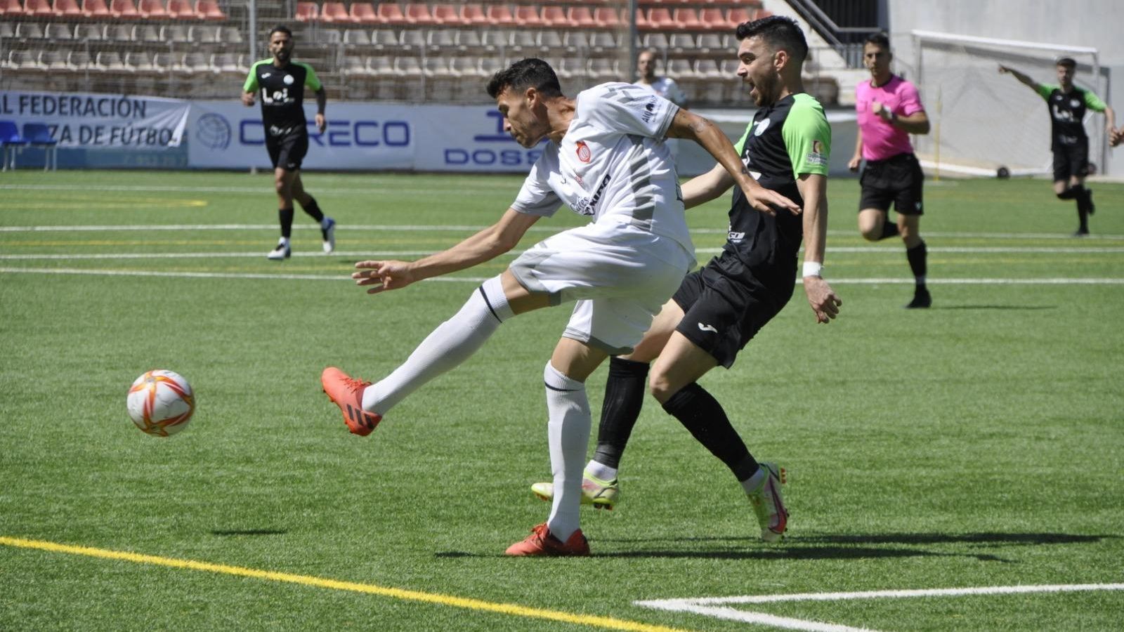 Javi Forján presiona a un jugador del Utrera.