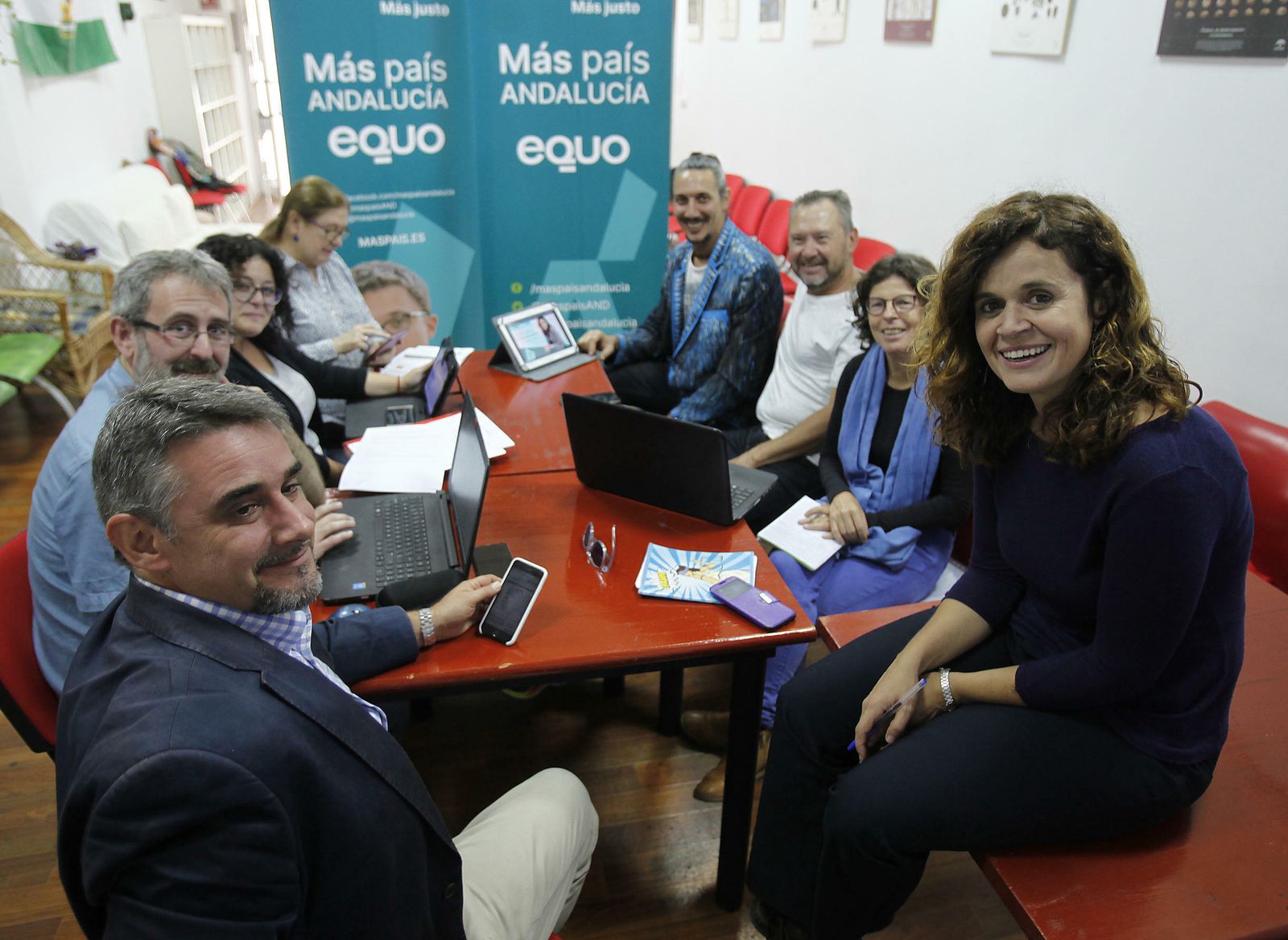 Esperanza Gómez (candidata de Más País por Sevilla) y Moreno Yagüe con seis de los integrantes de su equipo de trabajo.