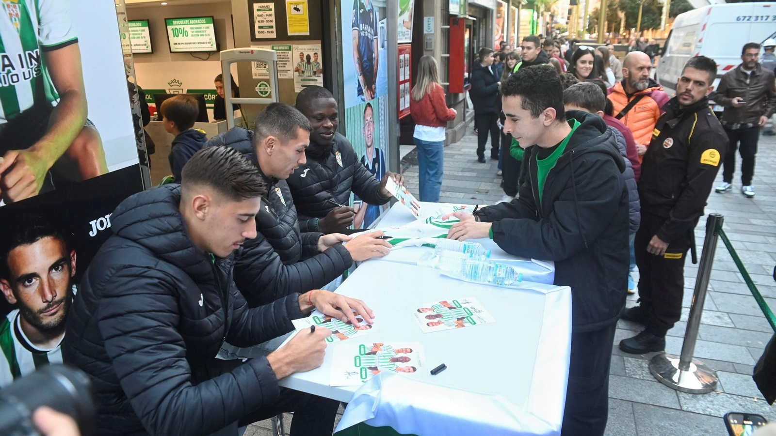Requena, Adri Fuentes y Fomeyem firman autógrafos a los seguidores del Córdoba CF que se acercaron a la tienda del club.
