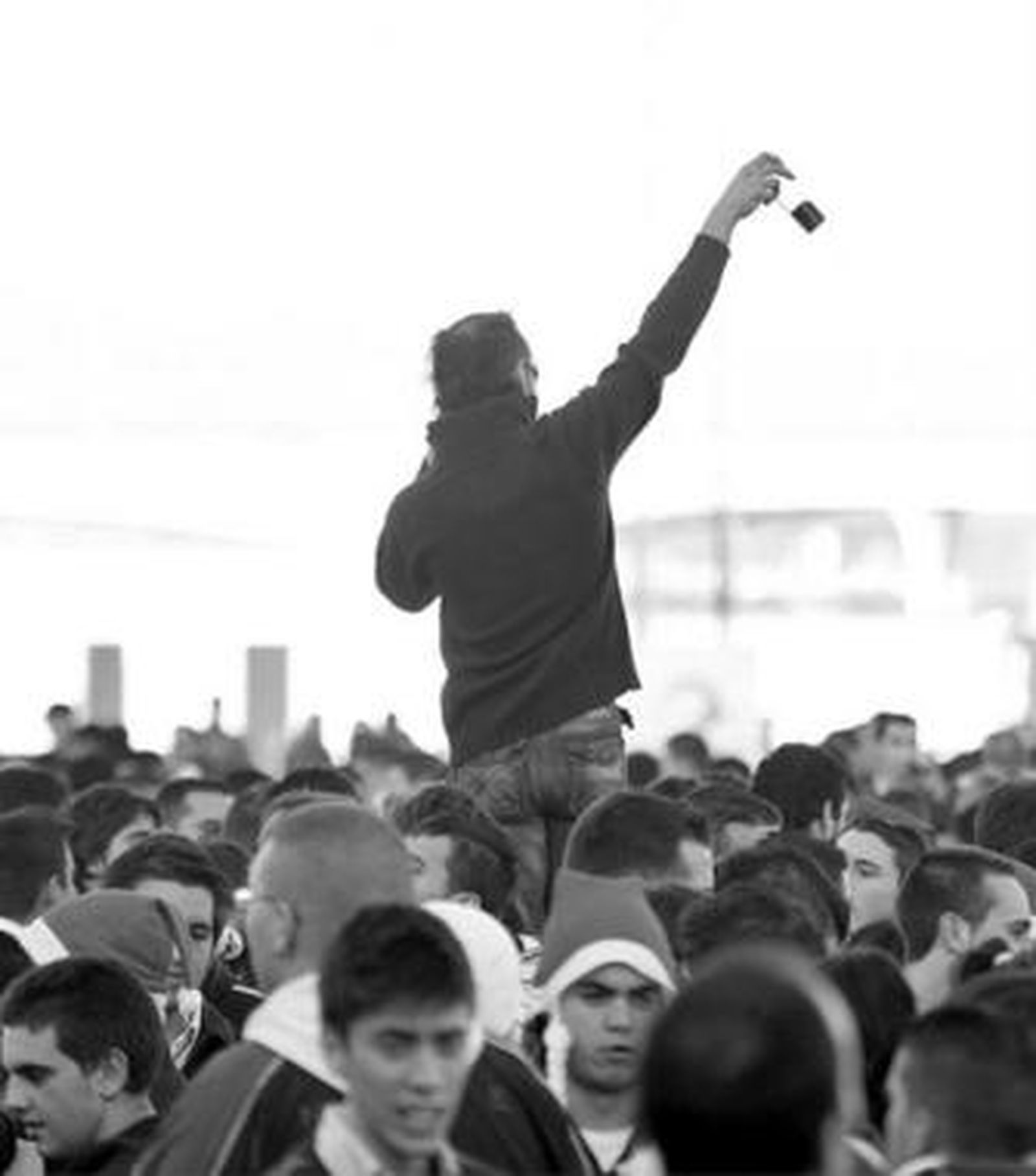 Un joven saluda desde las alturas a un grupo de personas en mitad del Llano Amarillo.