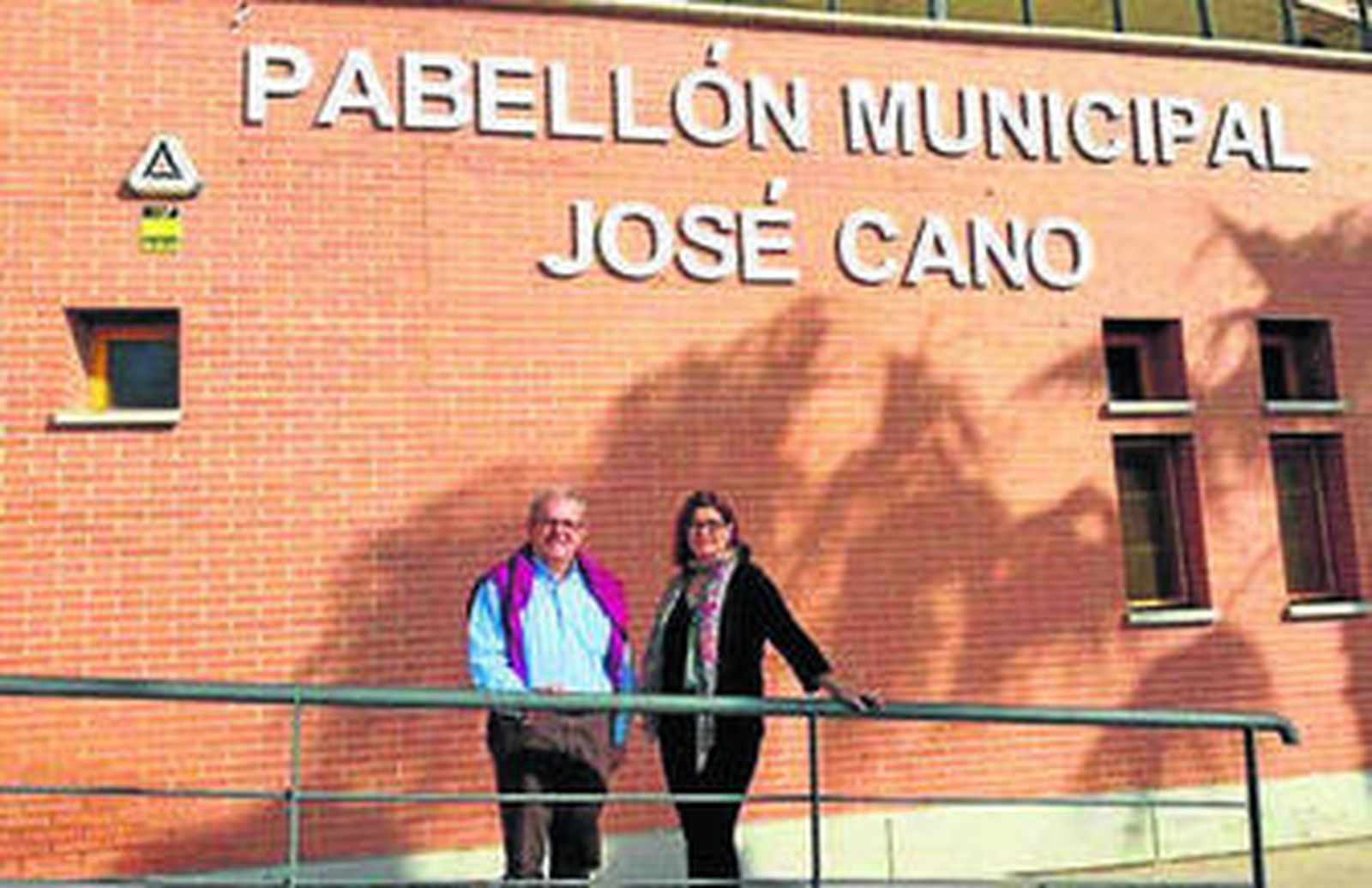 Antonio Bonilla y Luz María Fernández en el pabellón ya rotulado.