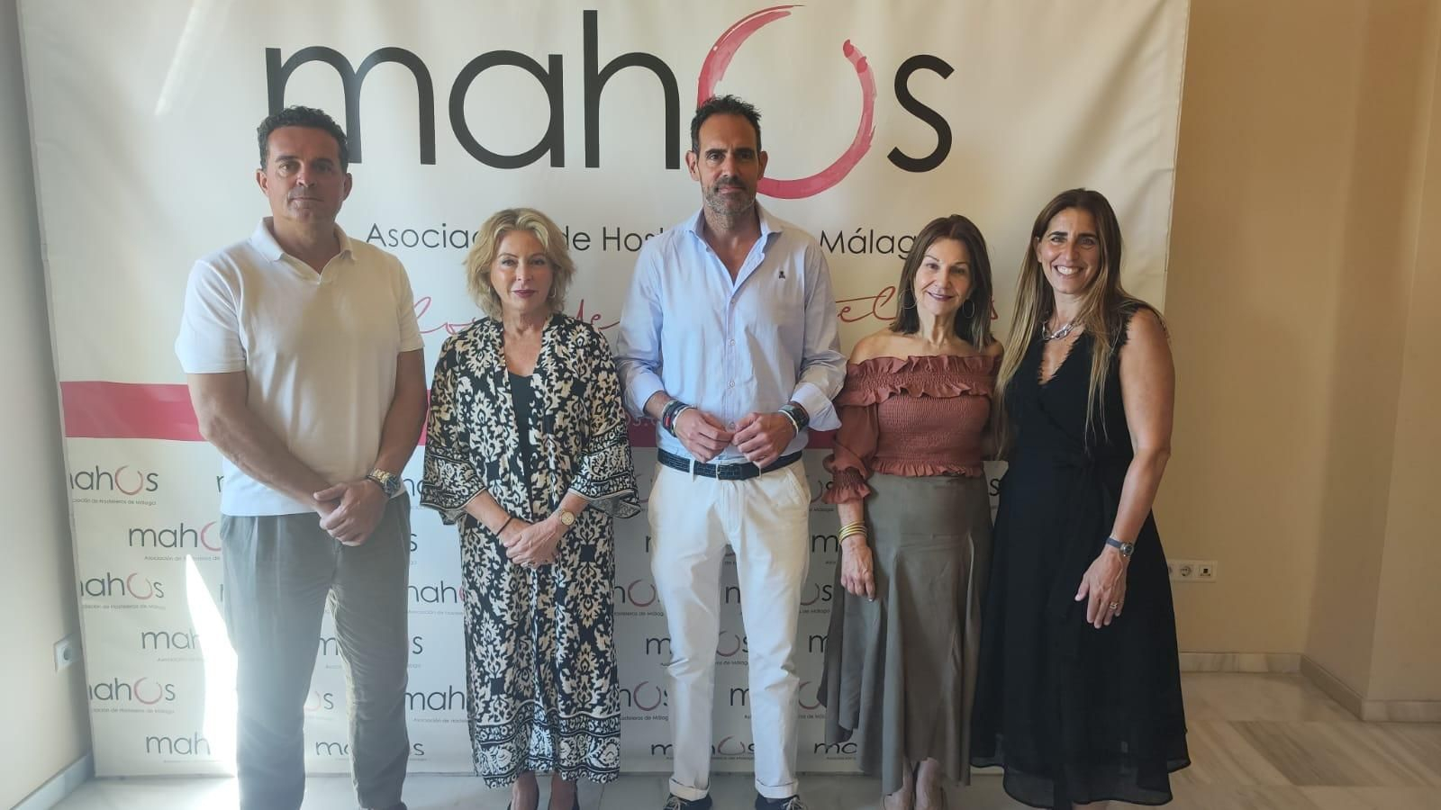 Reunión en la sede de la Asociación de Hosteleros de Málaga para analizar la situación actual de la formación en el sector hostelero en la provincia.