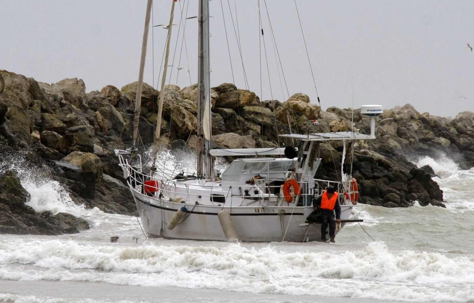 Un velero en apuros por el fuerte viento y el oleaje en El Puerto