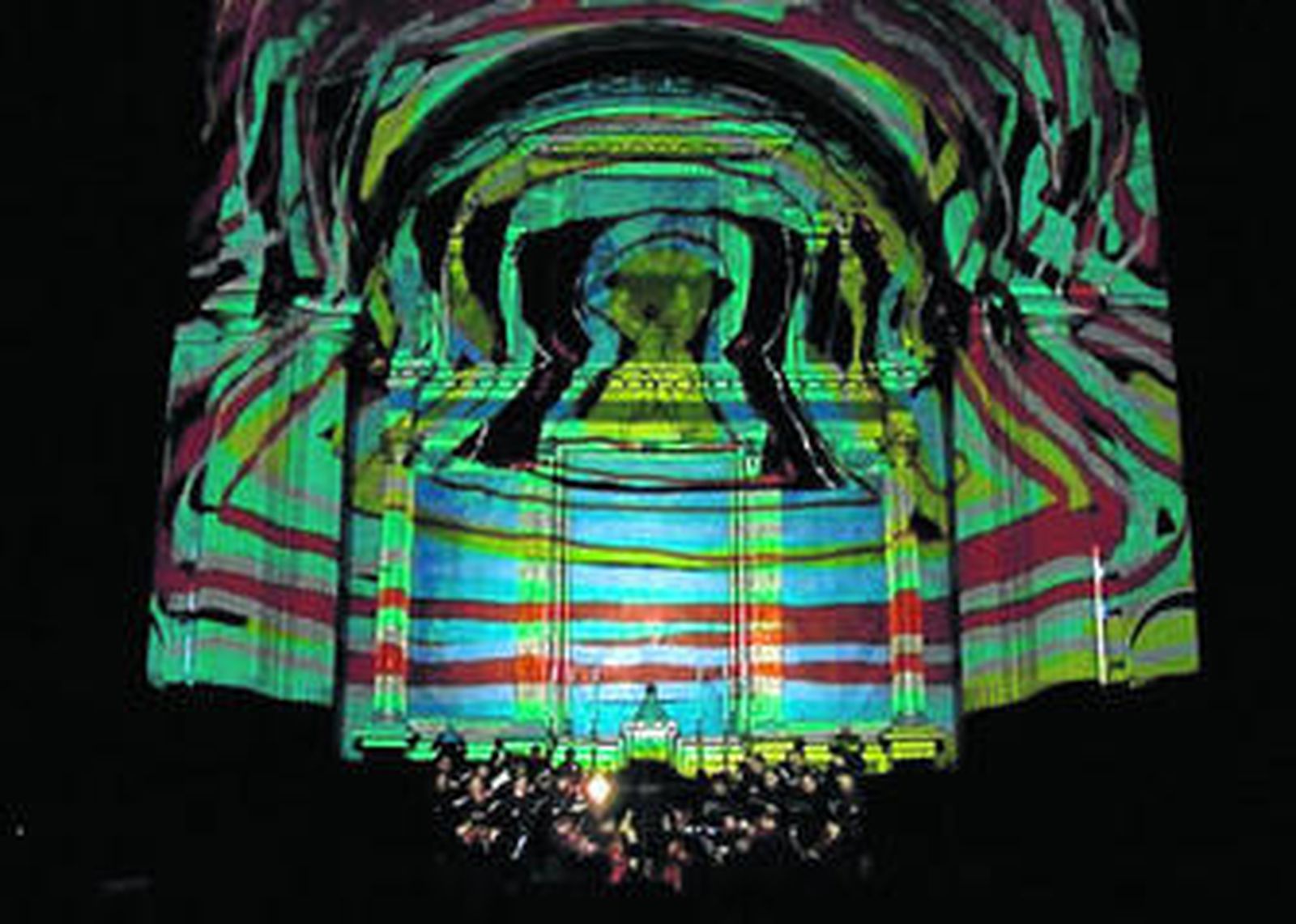 1. Experiencia Requiem de Michael Haydn en la Iglesia de la Anunciación 2. Abraham Martínez, cabeza de la fundación. 3. Claroscuros característicos de las actuaciones del grupo.