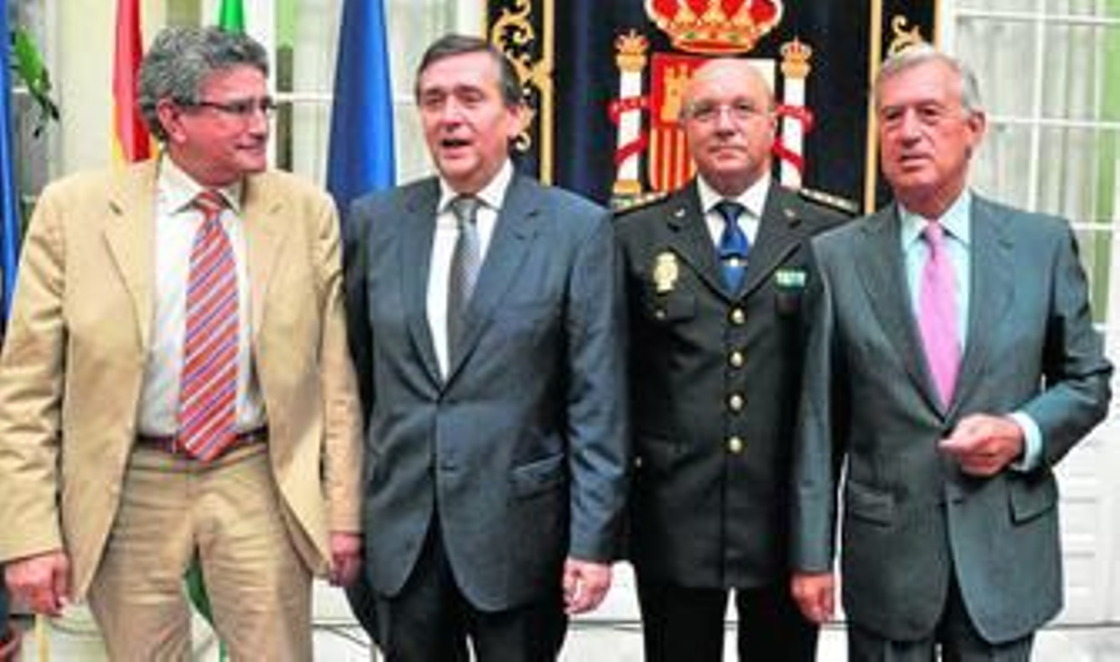 El consejero Luis Pizarro; el director de la Policía, Francisco Javier Velázquez; el nuevo jefe superior, Antonio Jesús Figal; y el delegado del Gobierno.