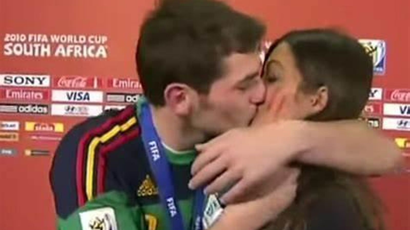 El beso que confirmó su relación en la final del Mundial de fútbol de Sudáfrica de 2009.