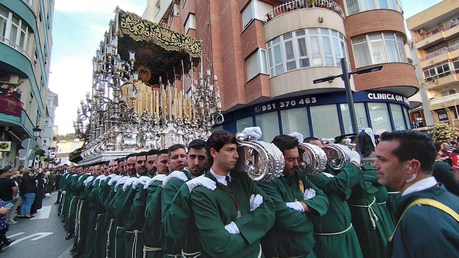 El jefe de trono de María Santísima de la Esperanza de Vélez-Málaga pregunta a sus horquilleros cómo se encuentran.