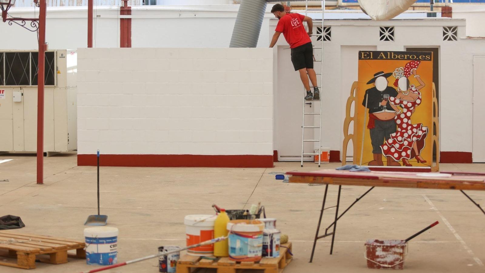 Últimos preparativos de las casetas en el Cortijo de Torres.