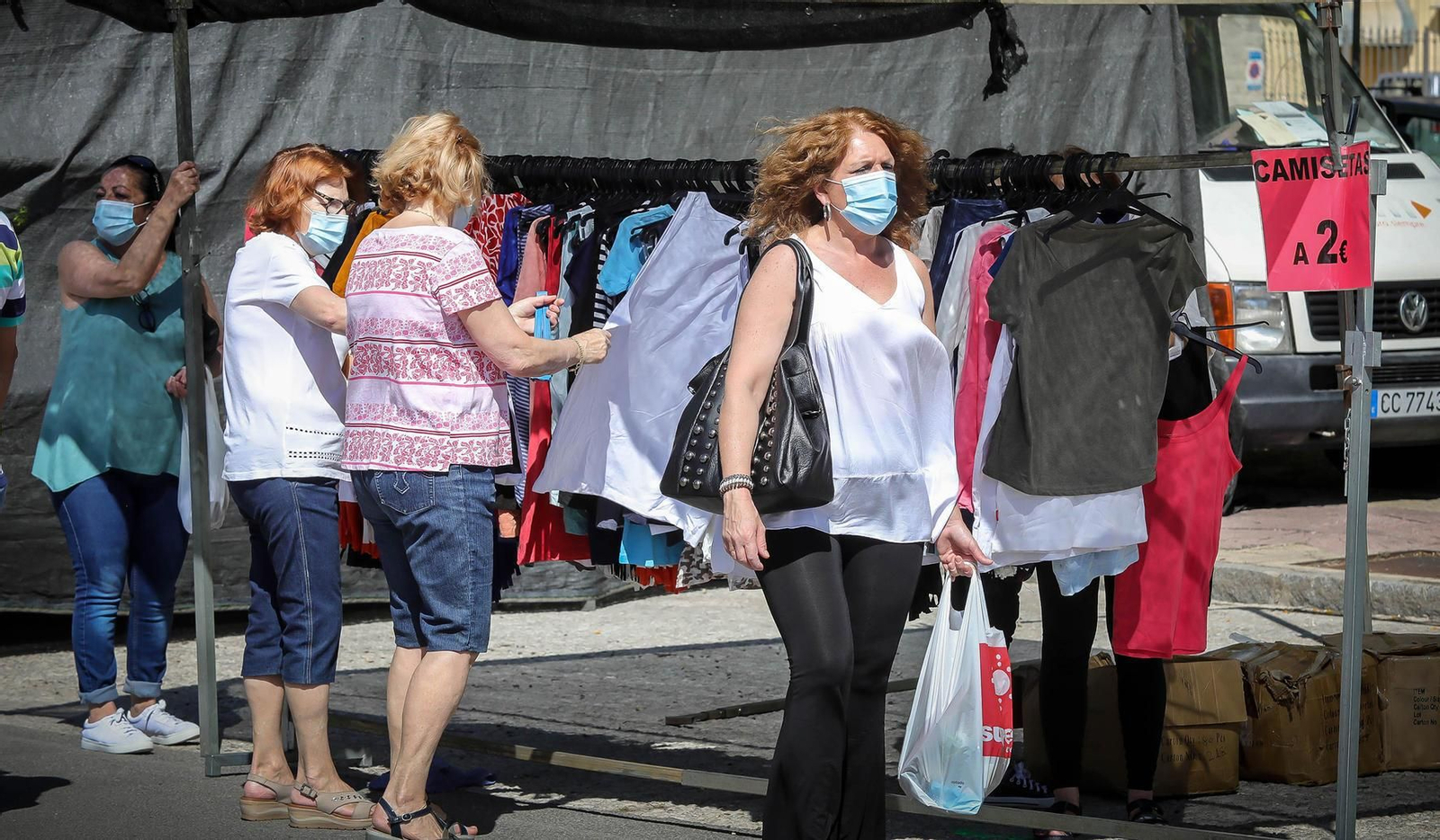 Una imagen del mercadillo de ayer frente a Merca 80.