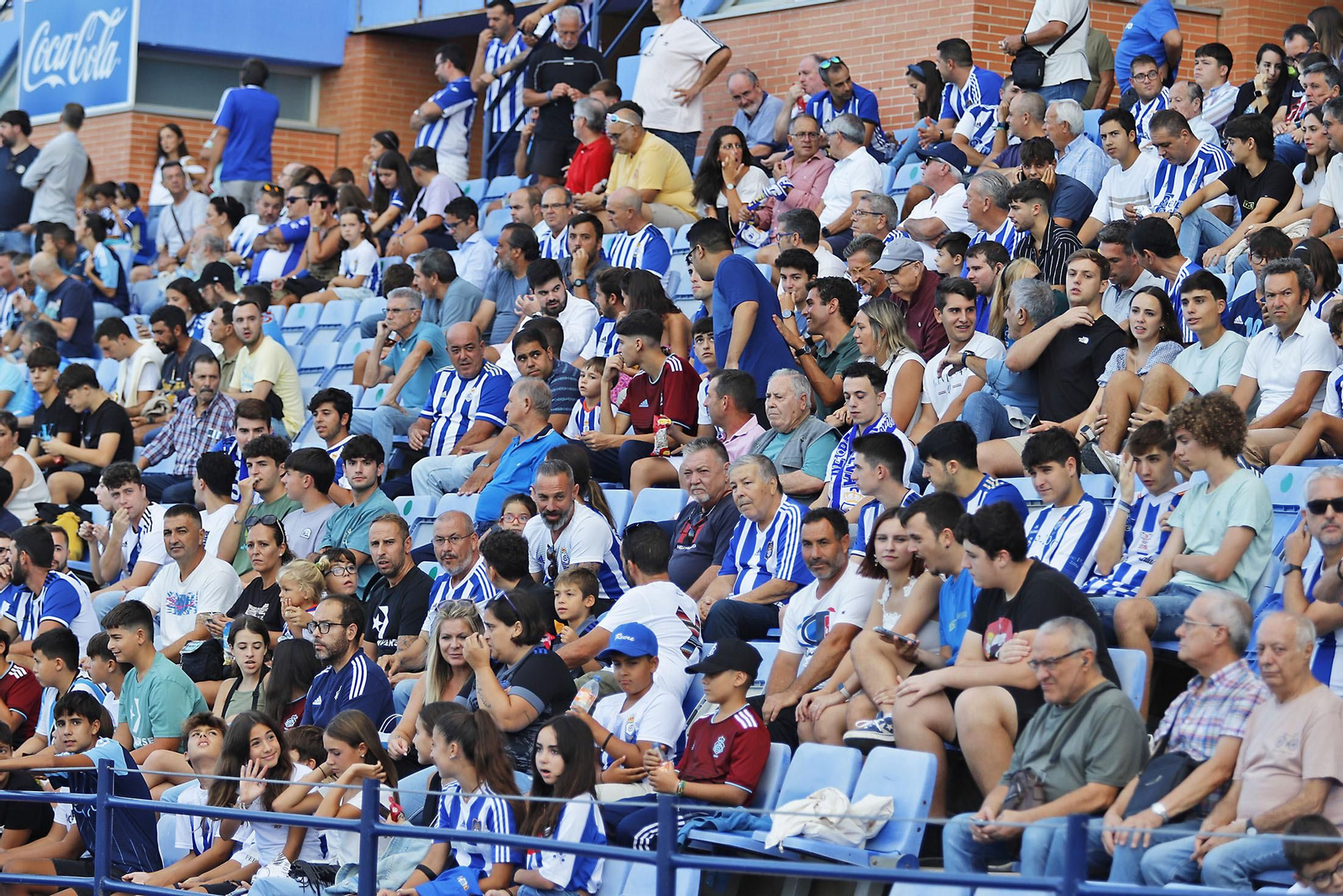 Imágenes del ambiente en el Recreativo de Huelva y Antequera CF