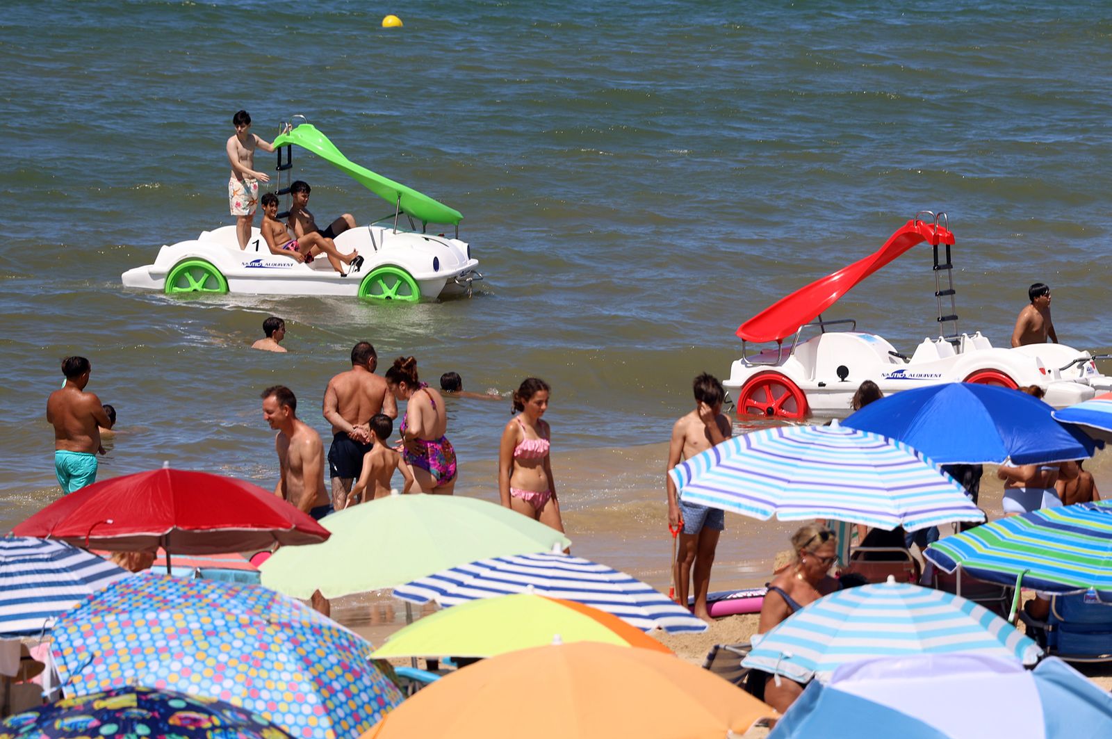 Imágenes de una mañana de calor y playa en Matalascañas