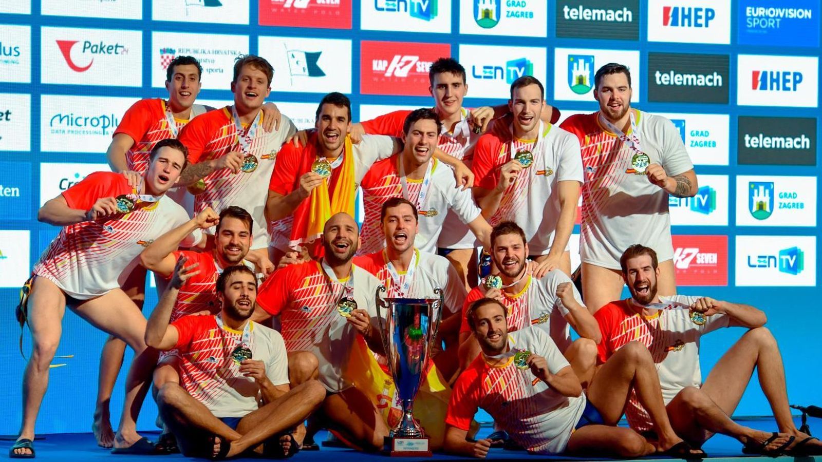 Miguel de Toro, abajo primero por la derecha, celebra el título europeo con sus compañeros.