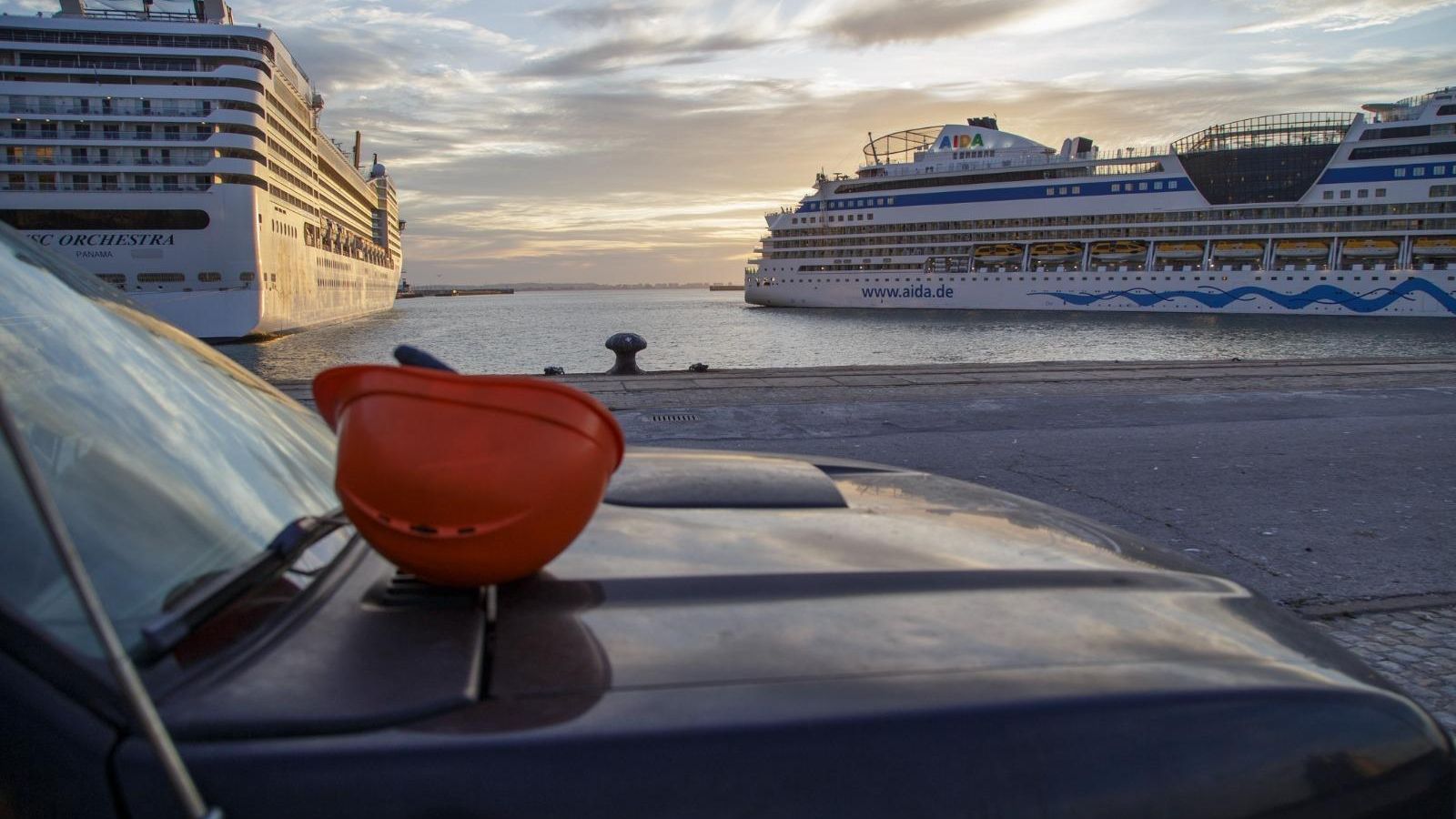 Dos de los tres cruceros que quedaron atracado en Cádiz este miércoles Dos de los tres cruceros que quedaron atracado en Cádiz este miércoles