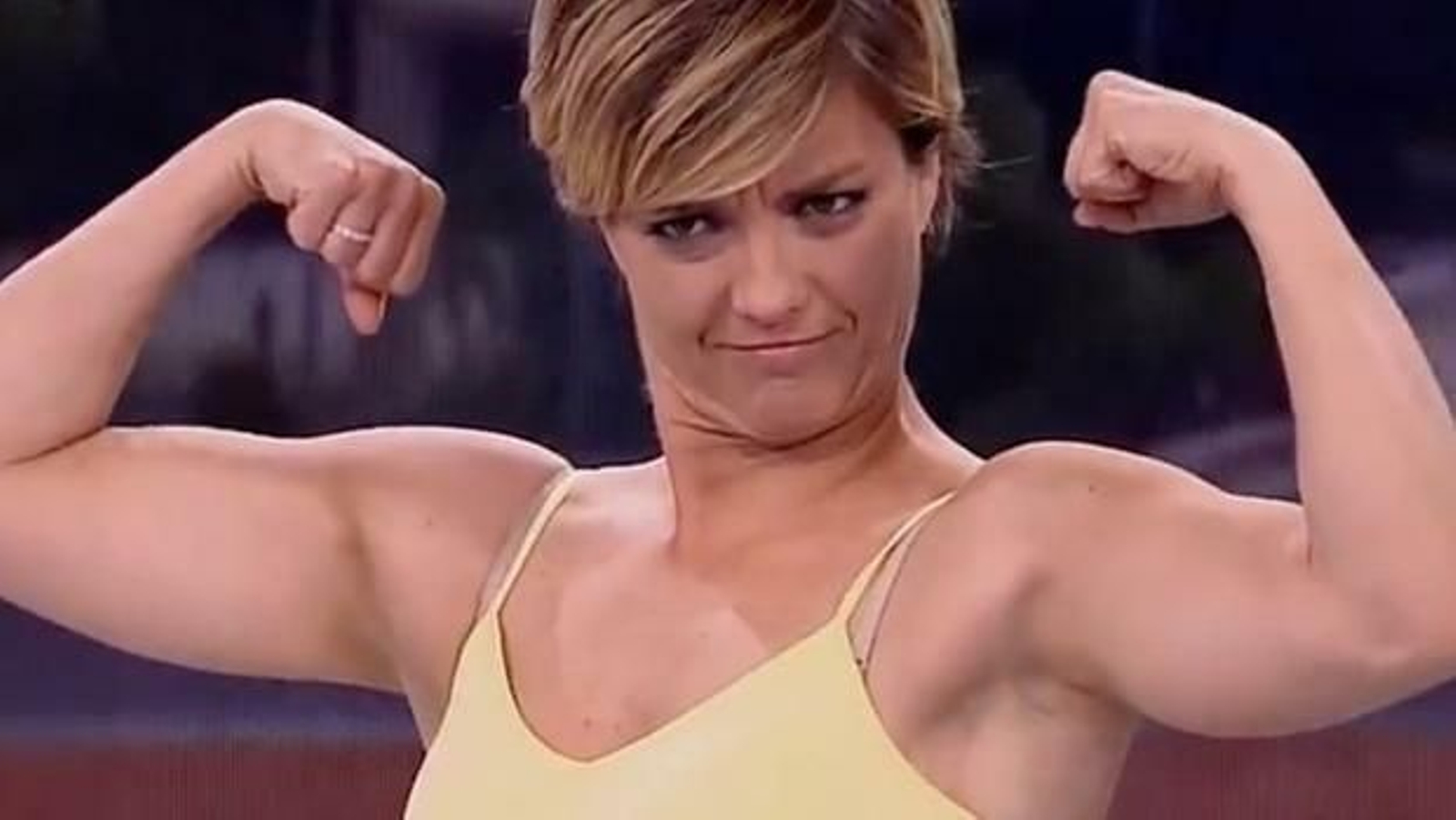 María Casado y sus bíceps sin saber que su posado estaba saliendo al aire