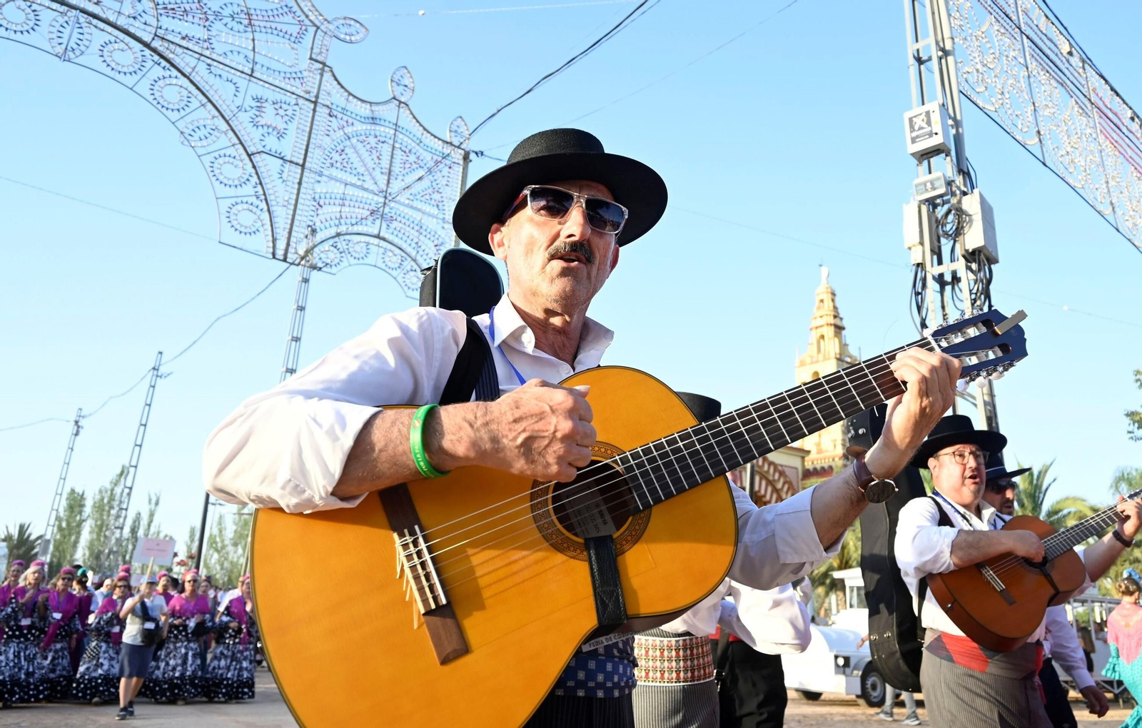 El pasacalles de coros rocieros en la Feria de Córdoba