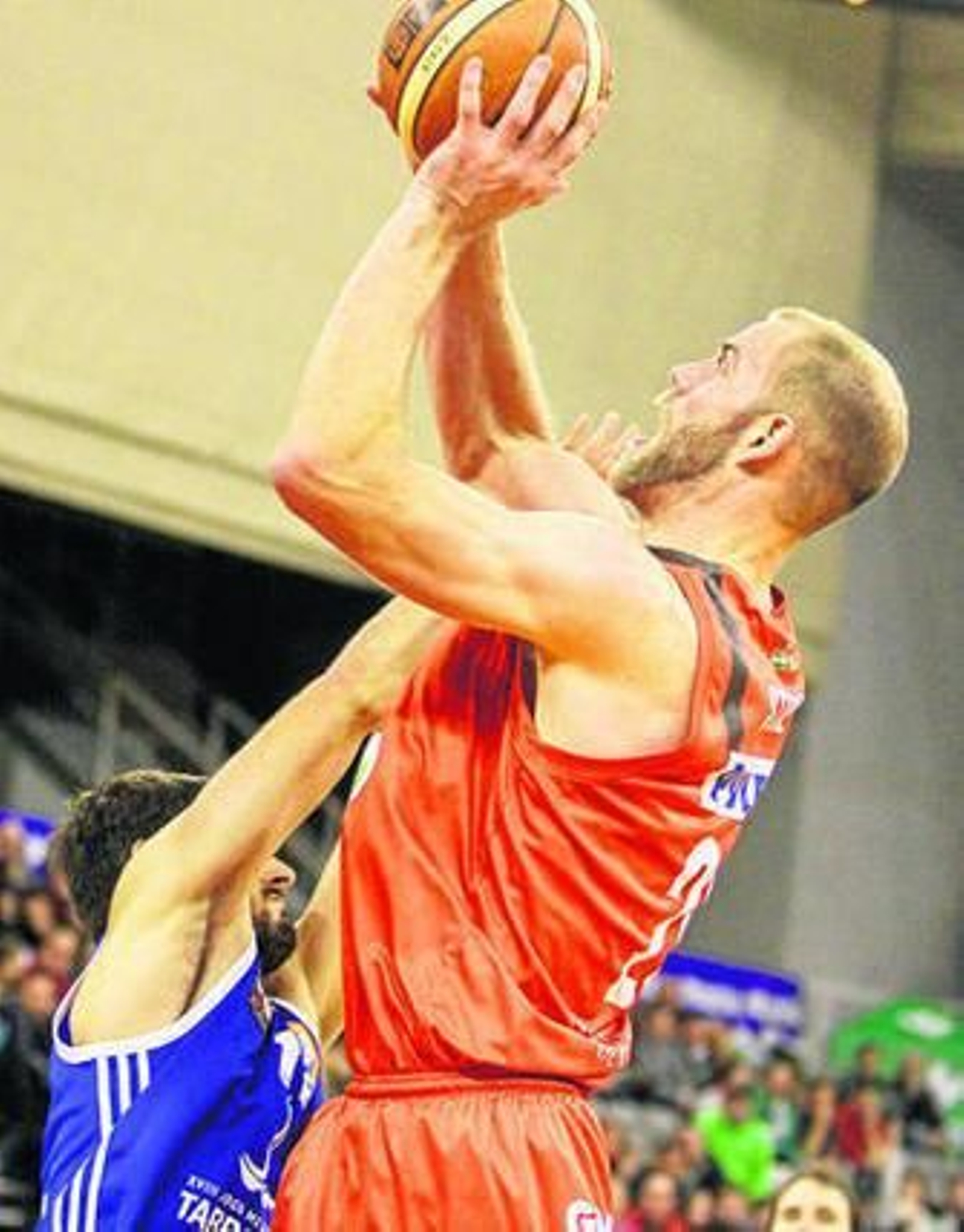 Jordan Stone se levanta para lanzar a canasta. Jordan Stone se levanta para lanzar a canasta.