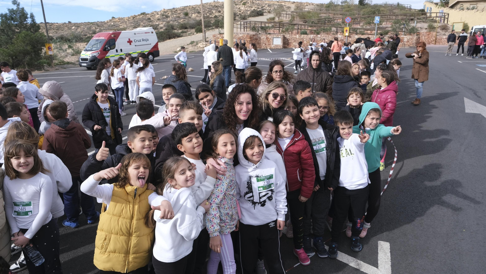 Imágenes de la carrera infantil contra el cáncer en el CEIP Francisco de Goya