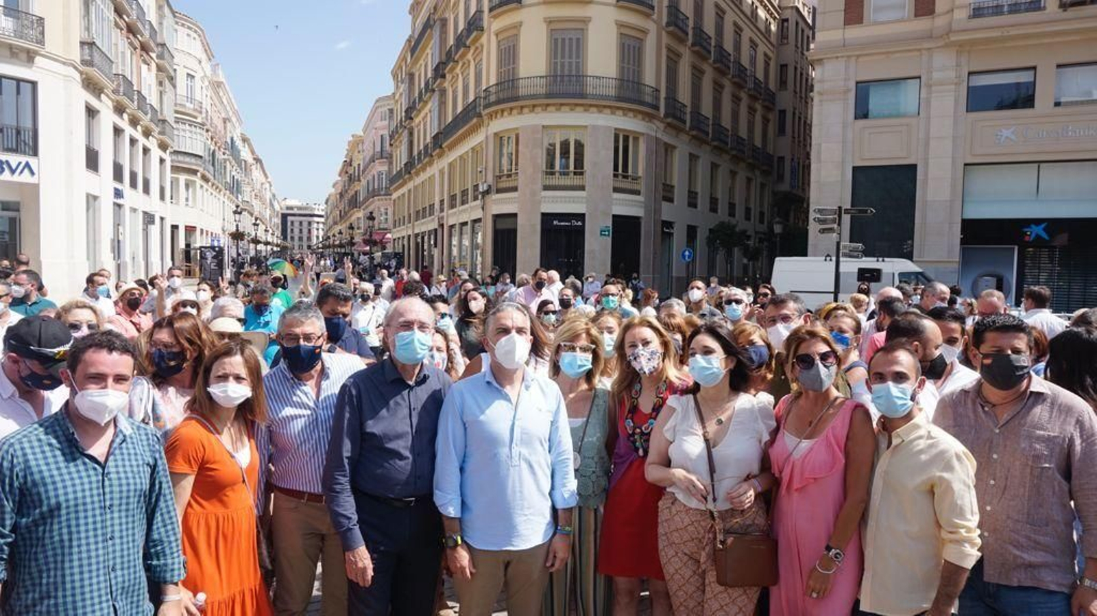 Bendodo y miembros del PP a la entrada de la calle Larios, este domingo.