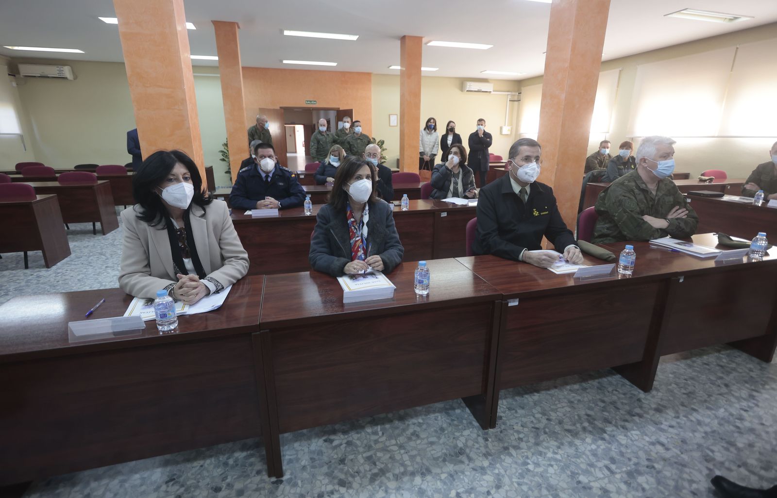 La visita de Margarita Robles a la Base del Copero en imágenes