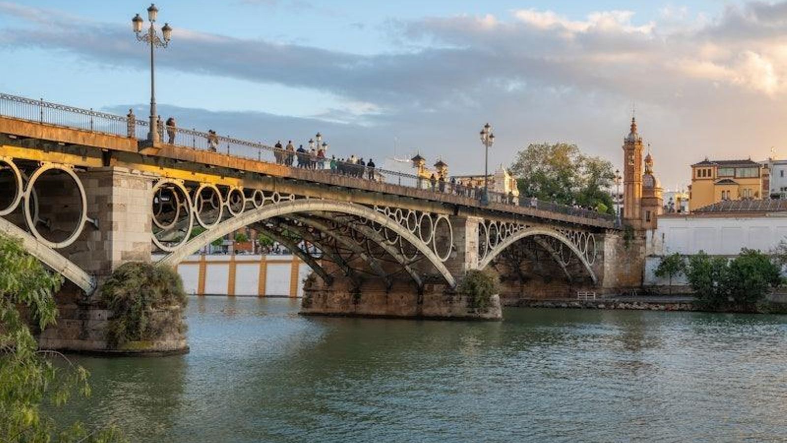 Imagen del Puente de Triana publicada en la guía Lonely Planet sobre Sevilla