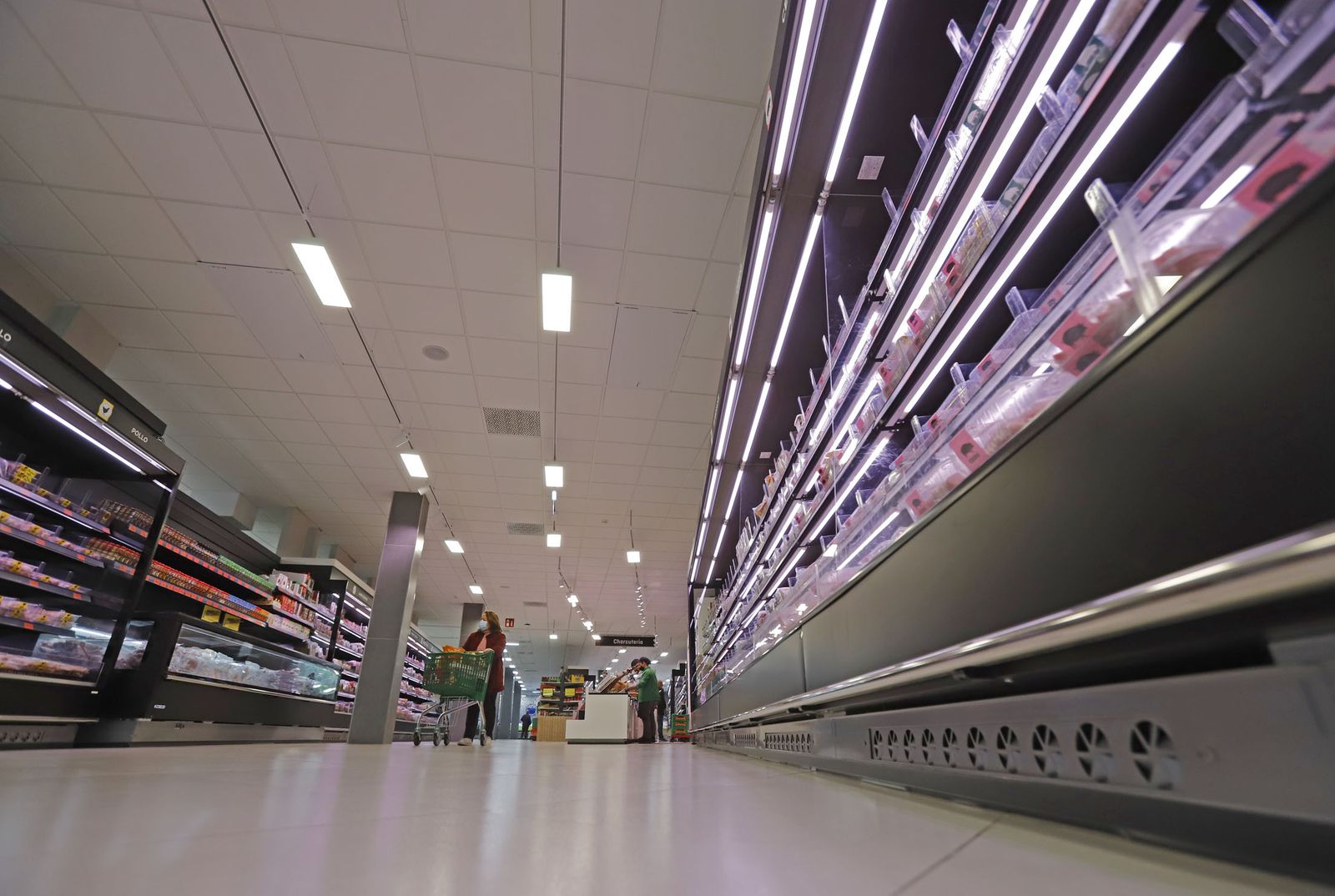 Imágenes de las mejoras del Mercadona de La Palma del Condado para el ahorro energético