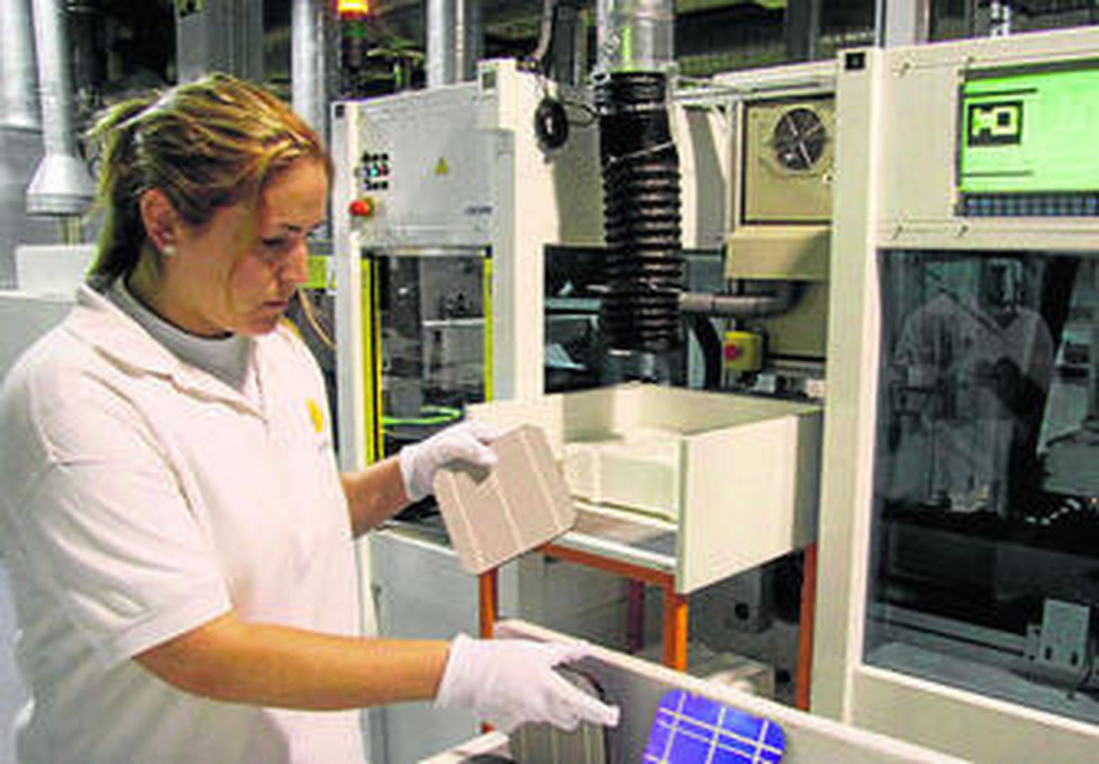 Una empleada de Isofotón trabajando, ayer.