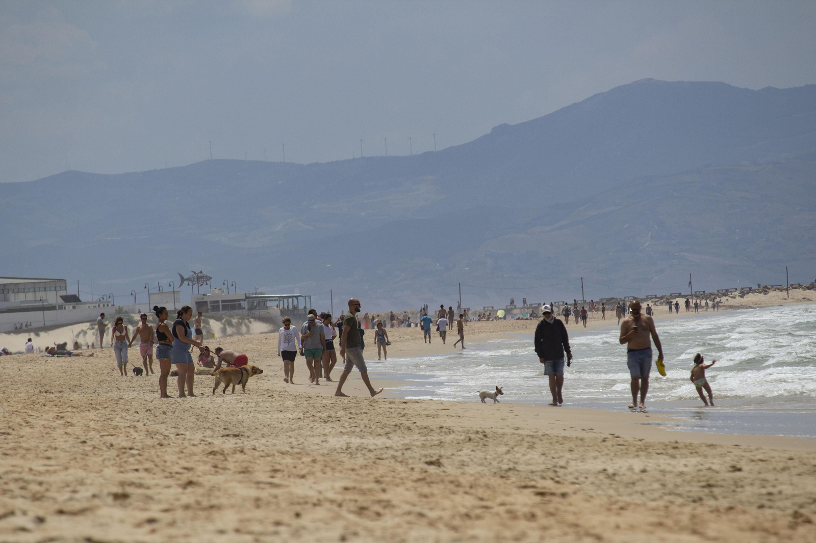 Un domingo de playa en Tarifa, en imágenes