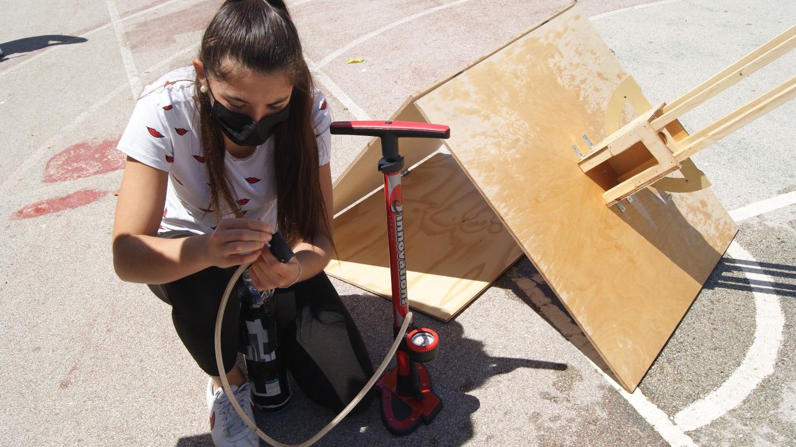Una alumna ultimando el lanzamiento de un cohete de agua.