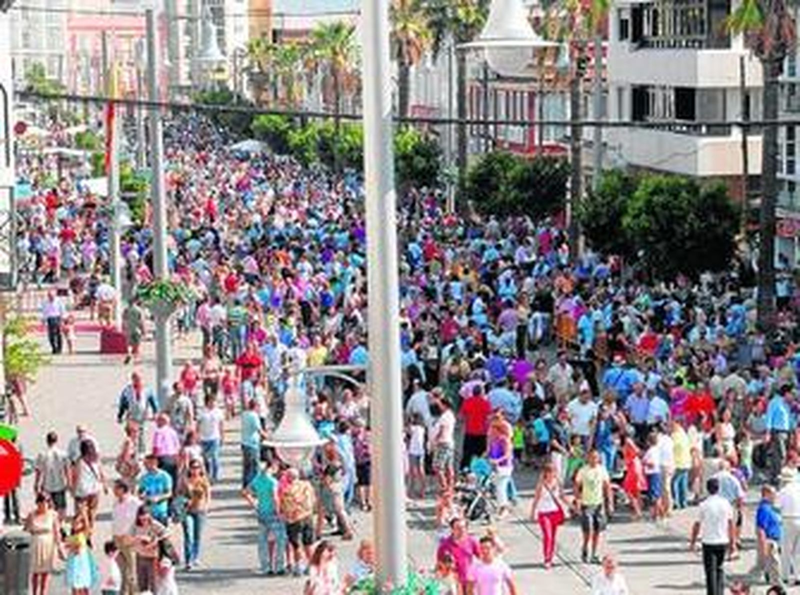 Multitud de isleños, en la calle Real, en una imagen de archivo tomada en 2011.
