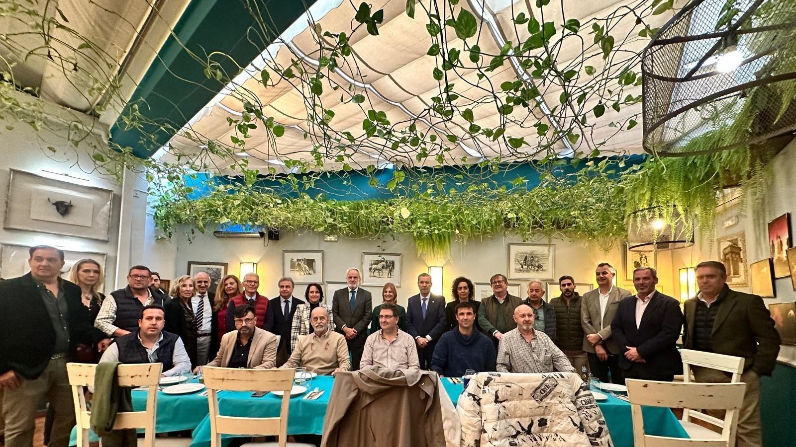 Asistentes al homenaje a Faustino Rodríguez en el Bar Juanito