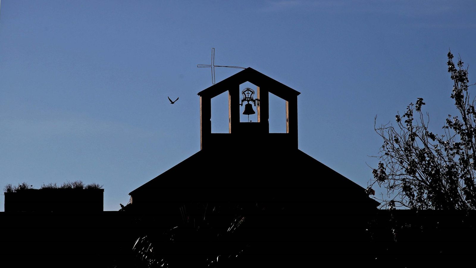 La espadaña de la capilla, con la cruz doblada.