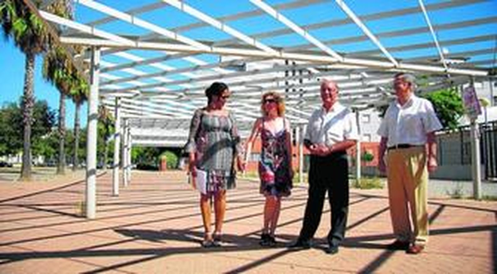 Joaquín Díaz, acompañado por los portavoces vecinales, visitó los trabajos para rehabilitar las pérgolas, ayer.