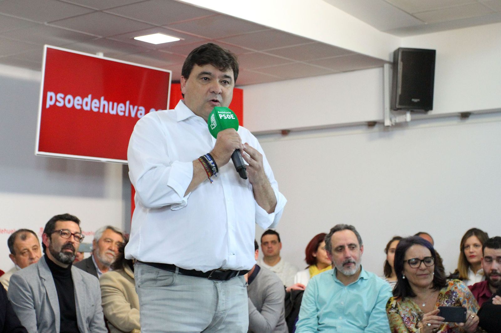 Gabriel Cruz, en un acto con militantes en la sede de su partido.