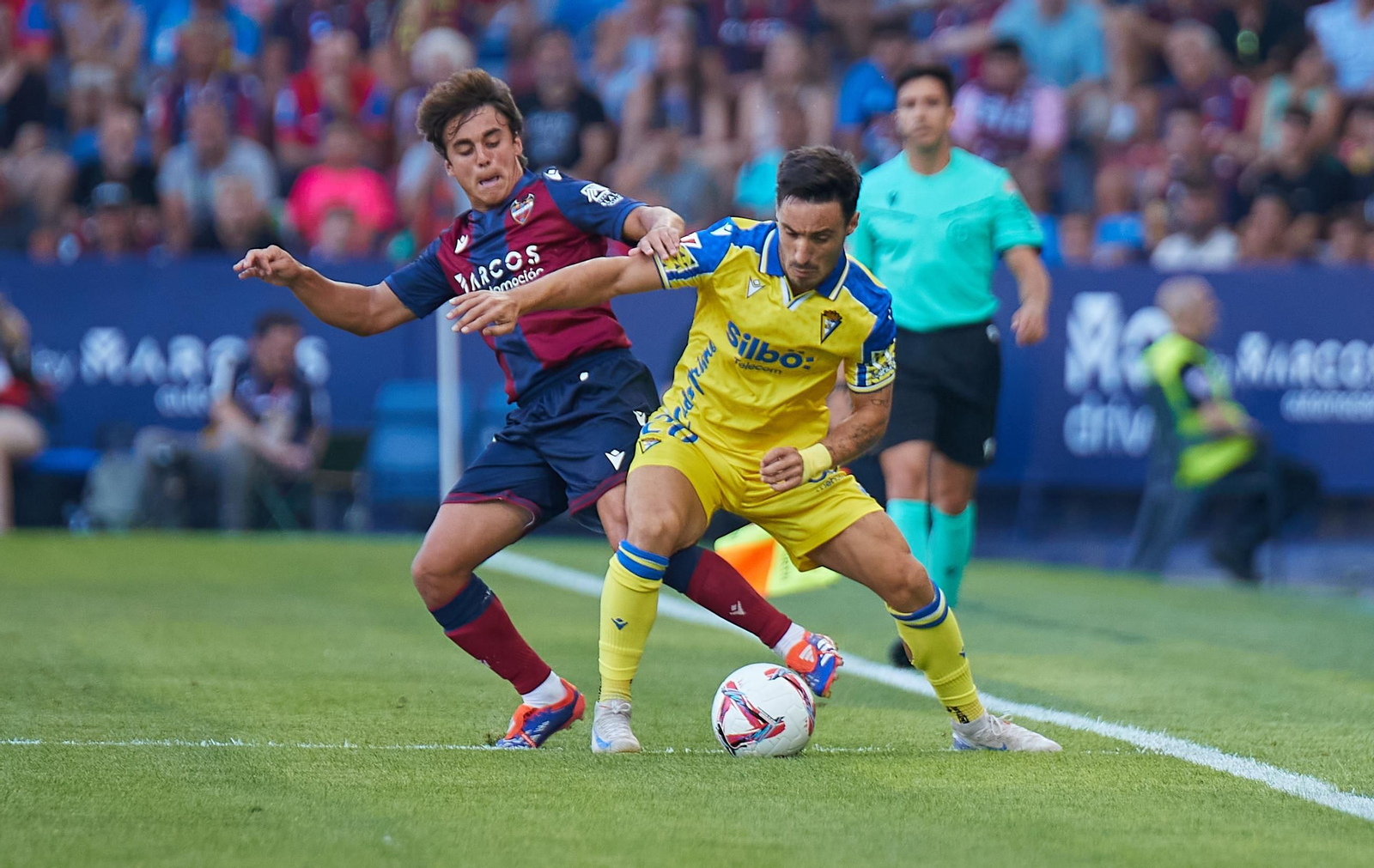 Iza Carcelén pugna por el balón con Carlos Álvarez.