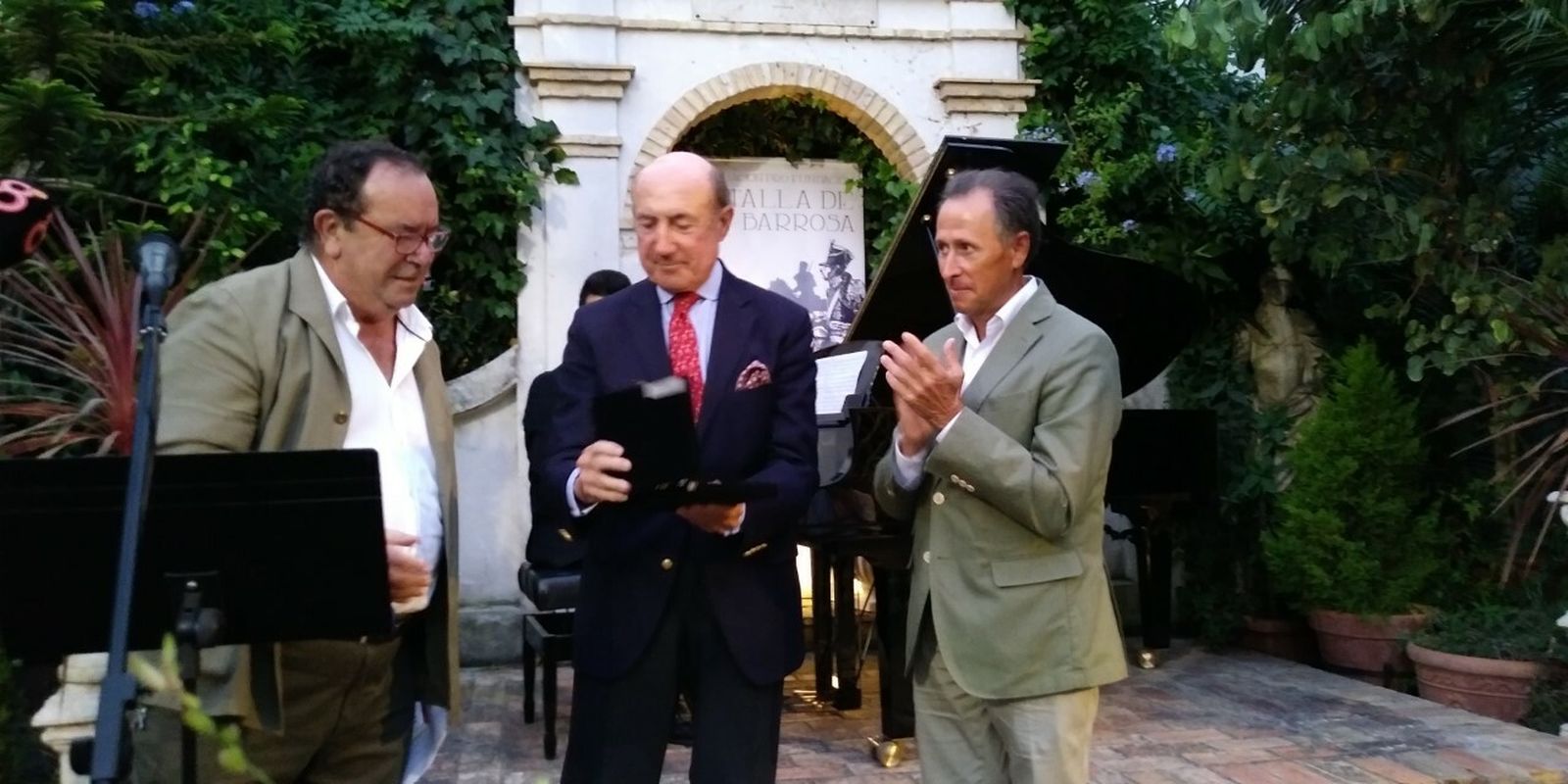 El homenajeado junto a José de Mier y José María Román en el momento de recibir la distinción.