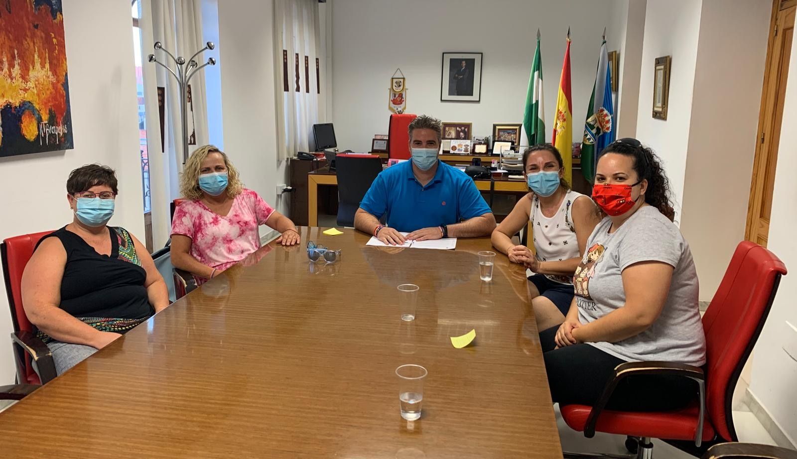 El Ayuntamiento de Viator adjudica el servicio de recogida de animales.