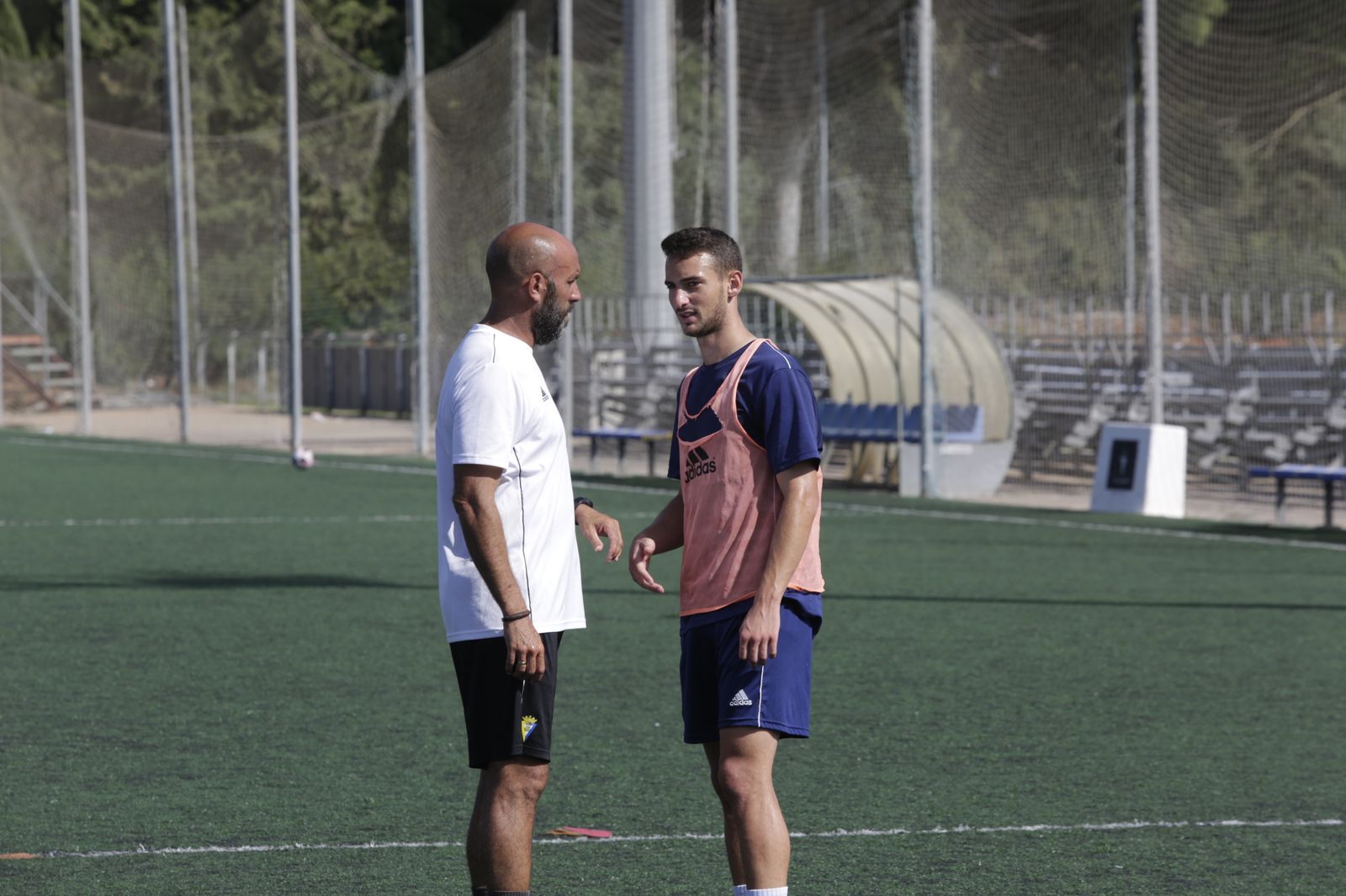 Javi Navarro, dudoso hasta última hora, conversa con Raúl López.