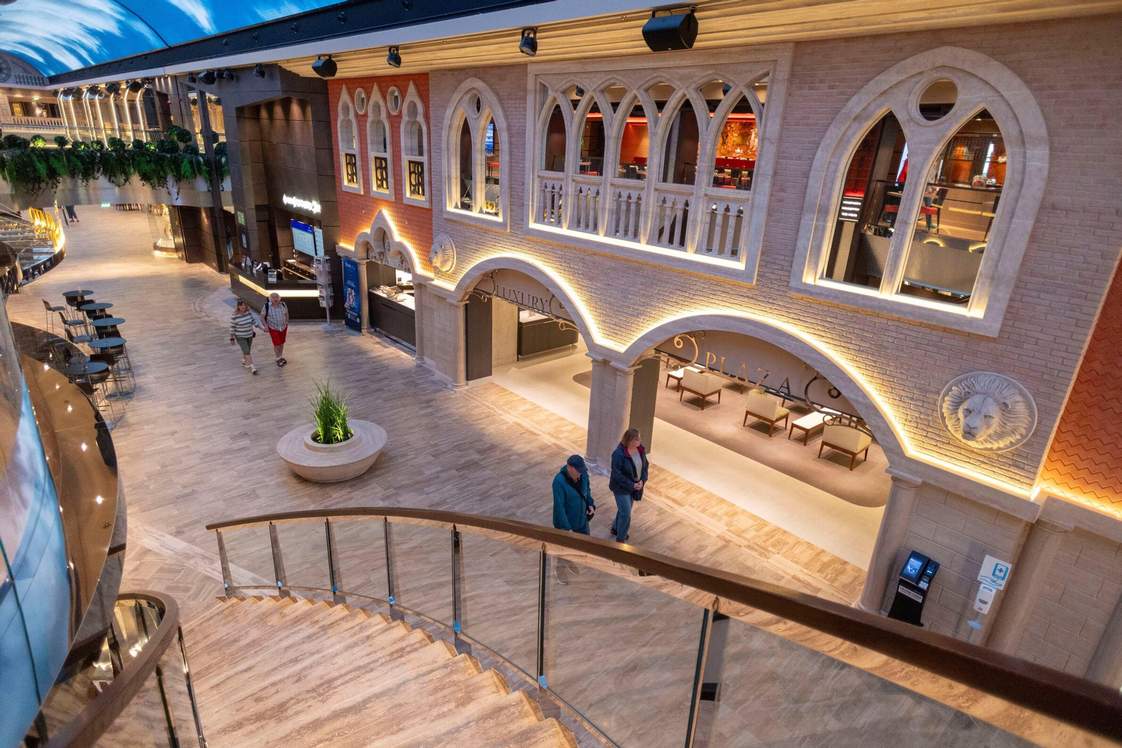 Imágenes de la visita del crucero MSC Euribia al puerto de Cádiz