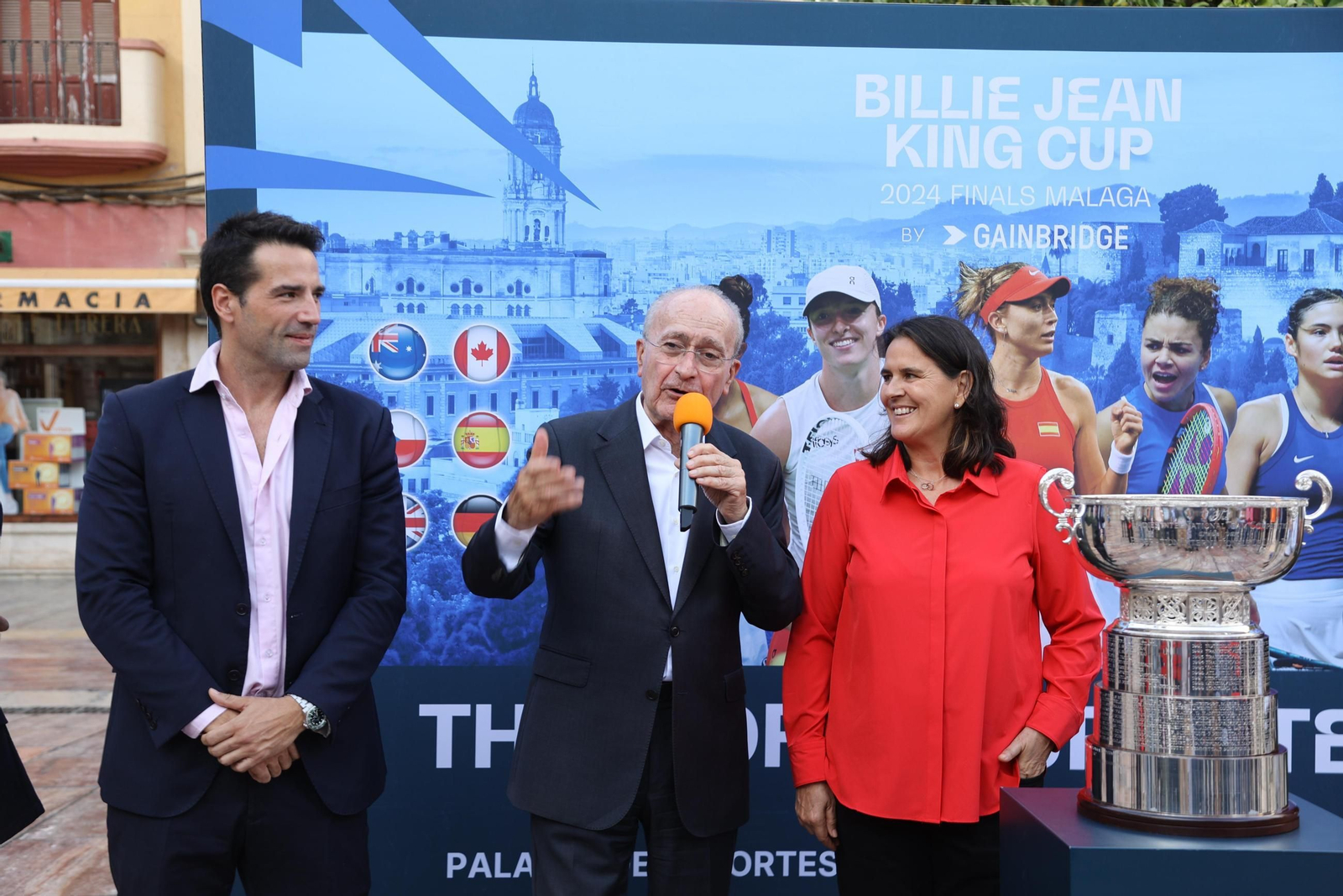 El alcalde De la Torre se anima a jugar con Conchita Martínez en la presentación de la BJKC