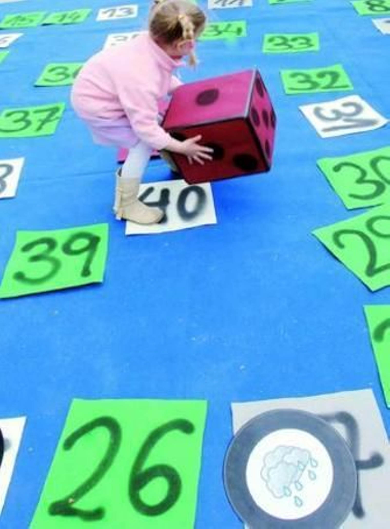 1. Emasagra colocó varios stands con información. 2. Uno de los juegos fue un Trivial temático, centrado en el agua. 3. Los pequeños dibujaron y eligieron el nombre de la mascota del agua. Reportaje fotográfico: Patri Díez