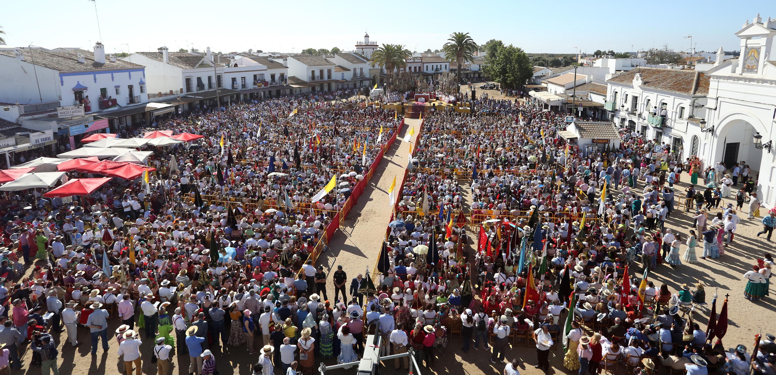 Imágenes de la misa de Pentecostés de la Romería del Rocío 2019
